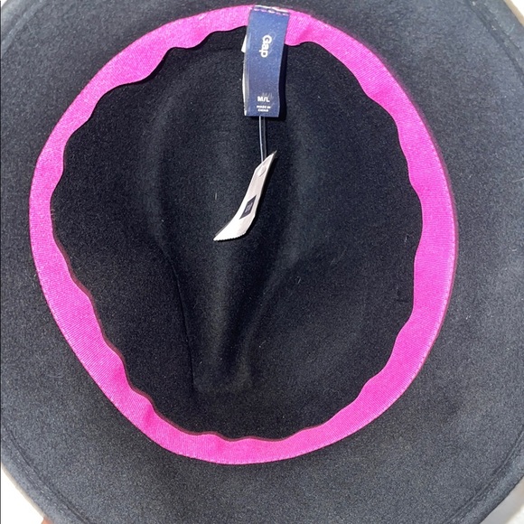 GAP Women's Classic Black Hat with Bow - Picture 3 of 3